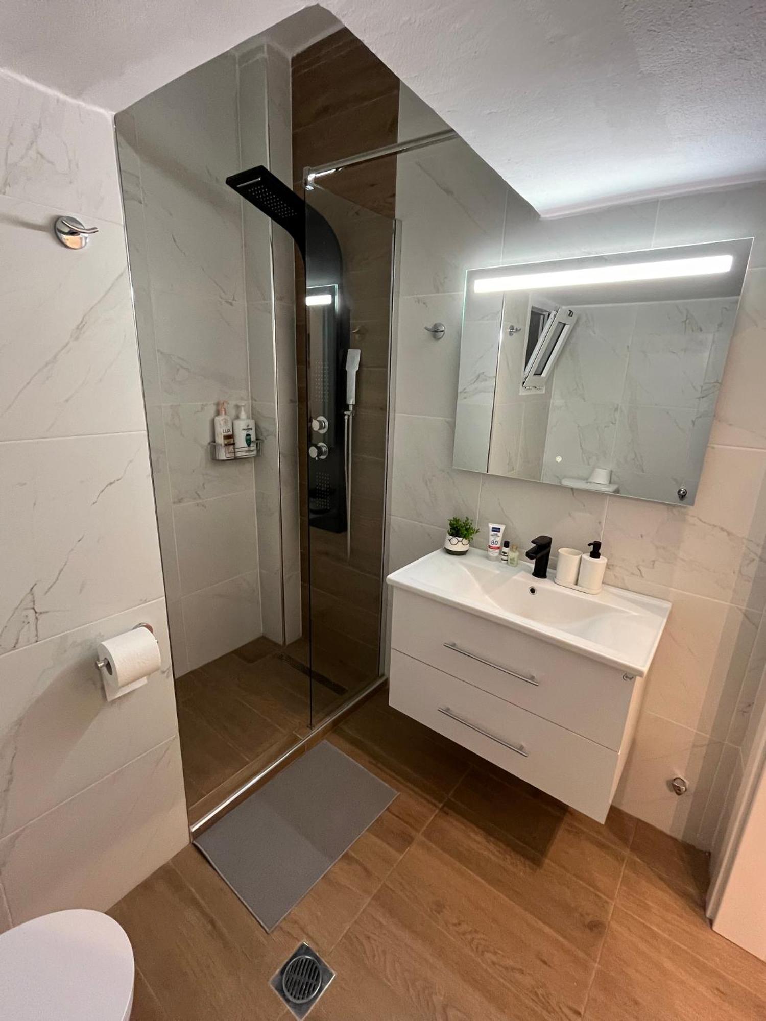 Irene Beach Front Luxury Suite Peraía المظهر الخارجي الصورة