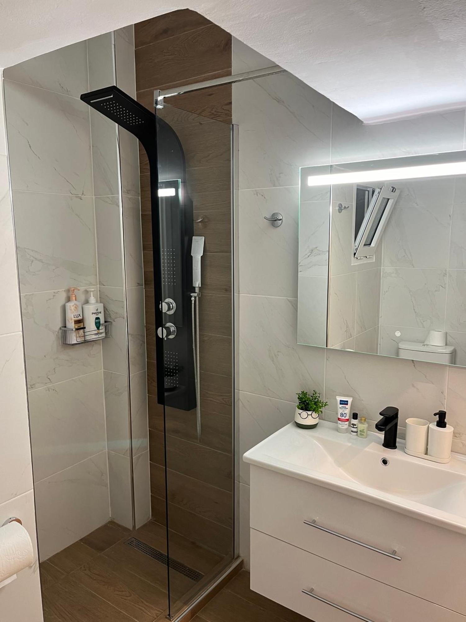 Irene Beach Front Luxury Suite Peraía المظهر الخارجي الصورة