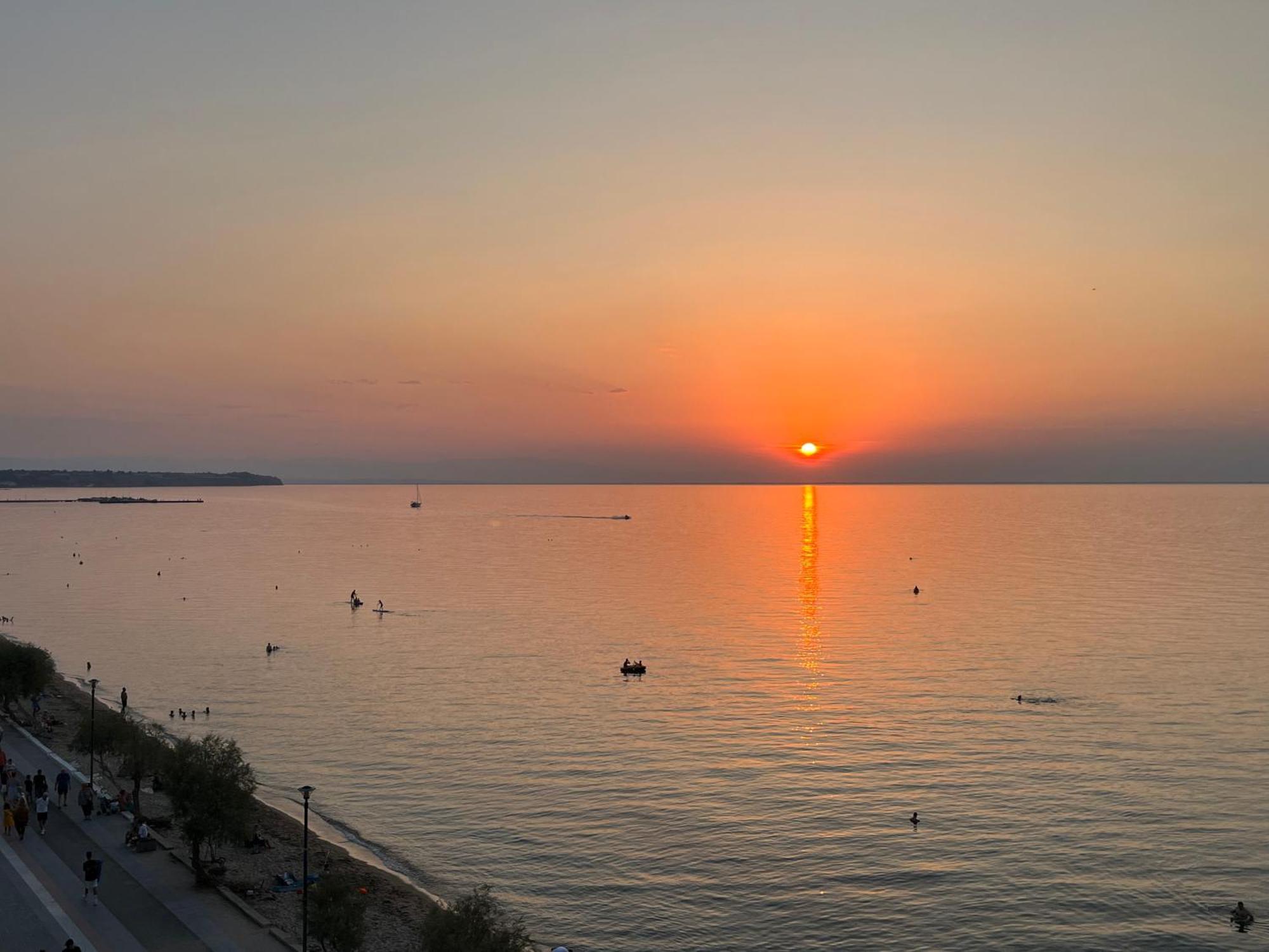 Irene Beach Front Luxury Suite Peraía المظهر الخارجي الصورة
