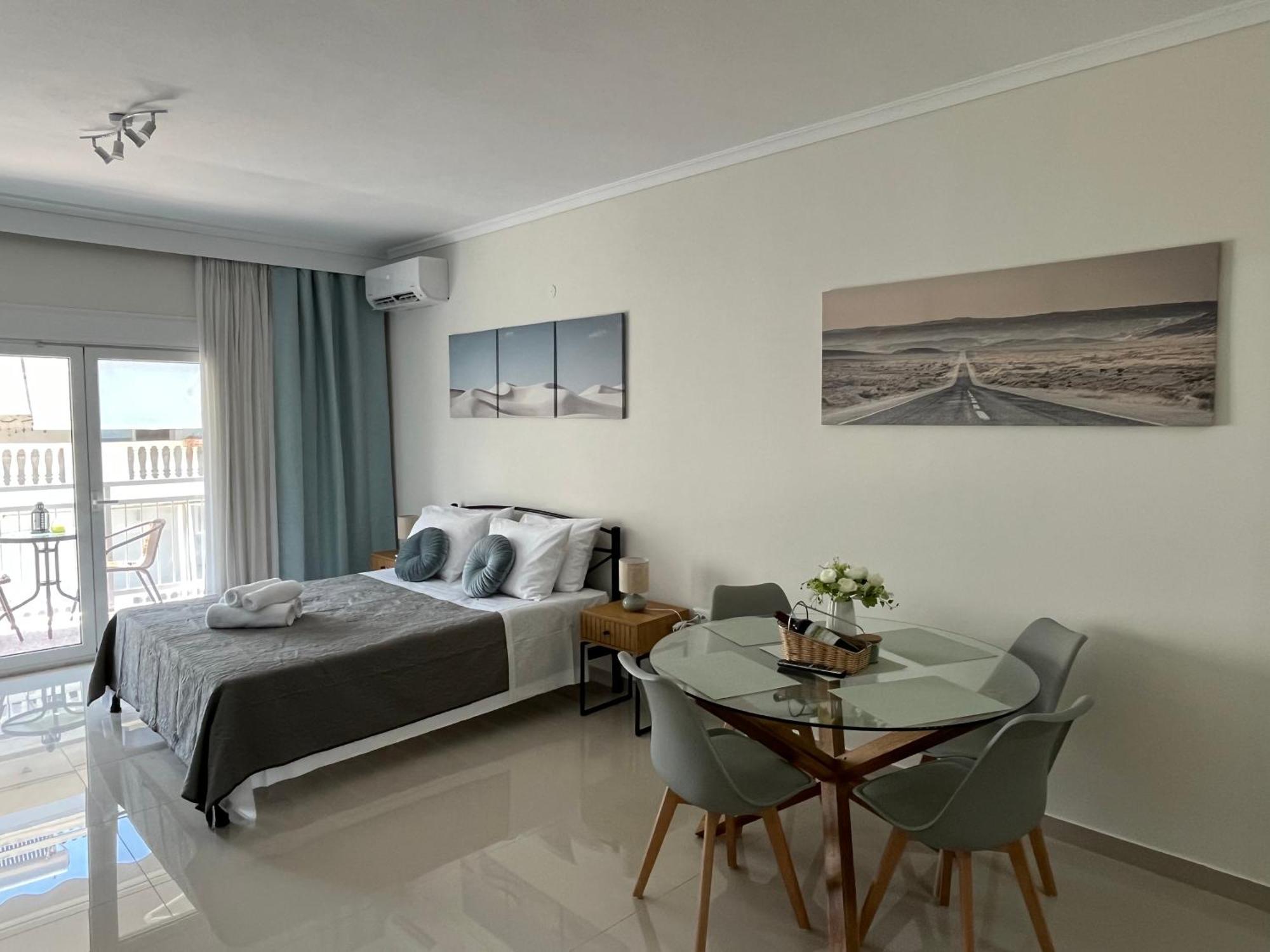 Irene Beach Front Luxury Suite Peraía المظهر الخارجي الصورة